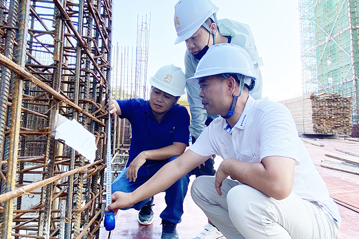 8防城港区域公司工程人员对项目钢筋及水电套管预埋进行验收.jpg