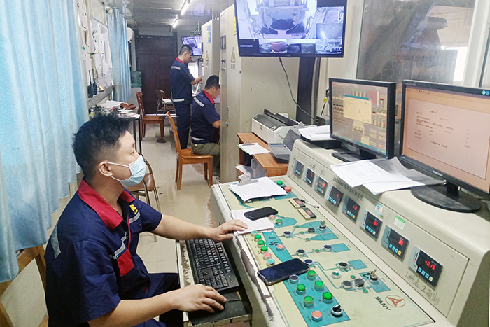12北海大正混凝土公司中控室调度操作人员按流程操作混凝土生产工作.jpg