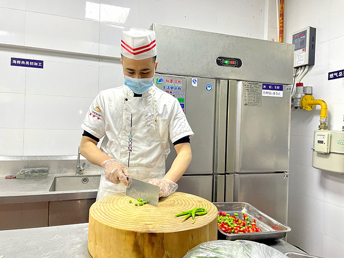 图8（处理食材）.JPG