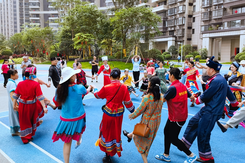 在吉祥·凤景湾举办的传统民俗活动吸引了小区业主积极参与，现场其乐融融。_副本.jpg