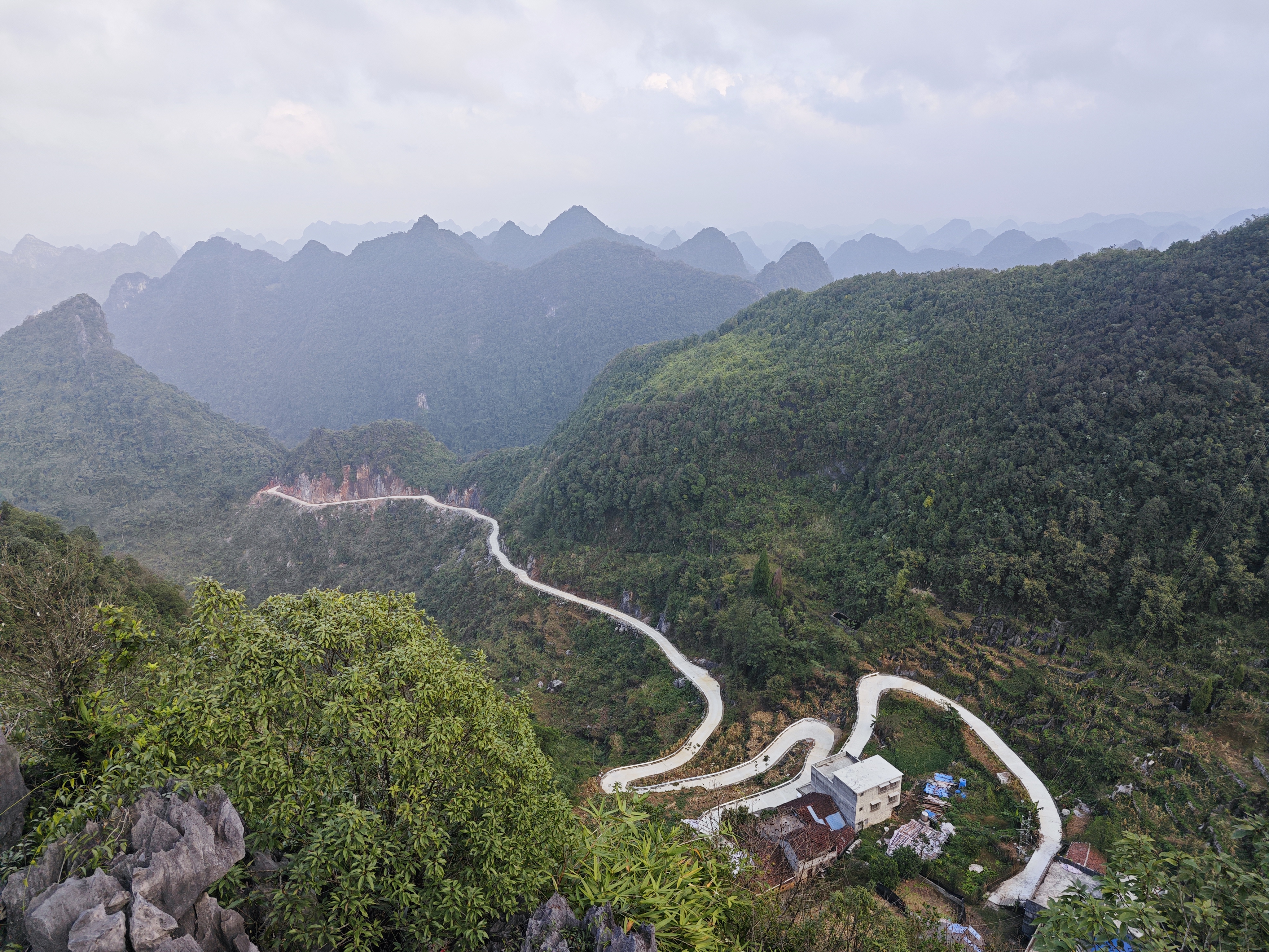 66.弄茶屯硬化路建成通车（弄茶屯级公路于2023年11月建成通车，标志着宏伟村全村32个村民小组全部实现水泥硬化路通车）.jpg