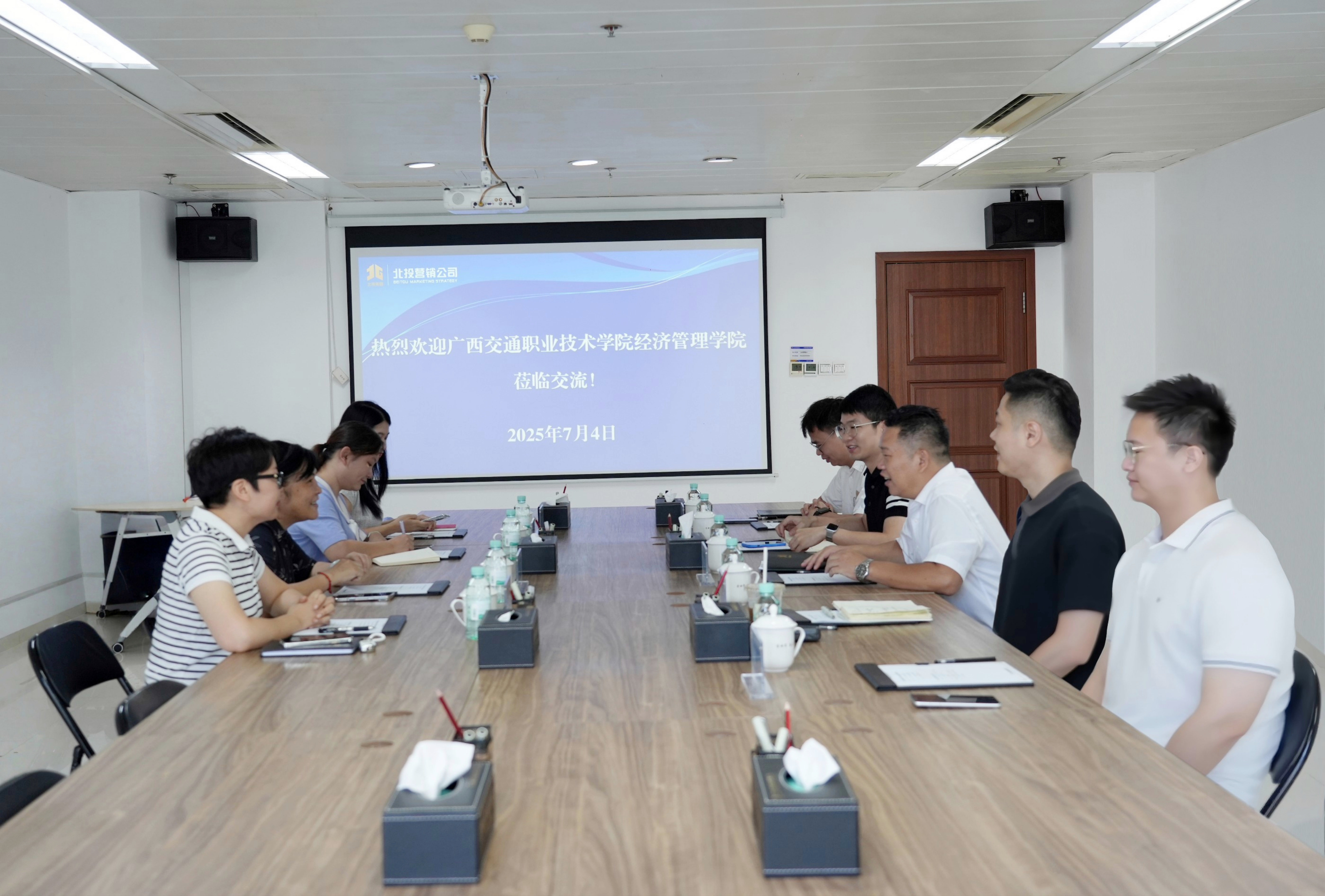 图为座谈交流现场.jpg