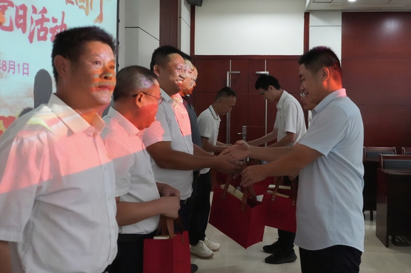 图为各组织向退役军人代表赠送慰问品.jpg